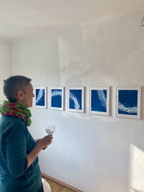 Natalia Schweizer betrachtet Cyanotypien bei den Tagen der offenen Ateliers