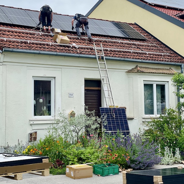 Montage der Sonnenkollektoren am Dach